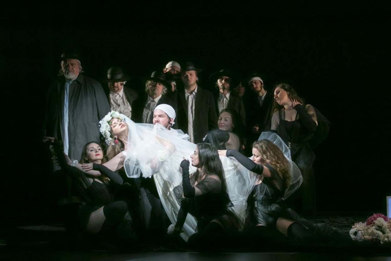 O pílkach a flintách v opere