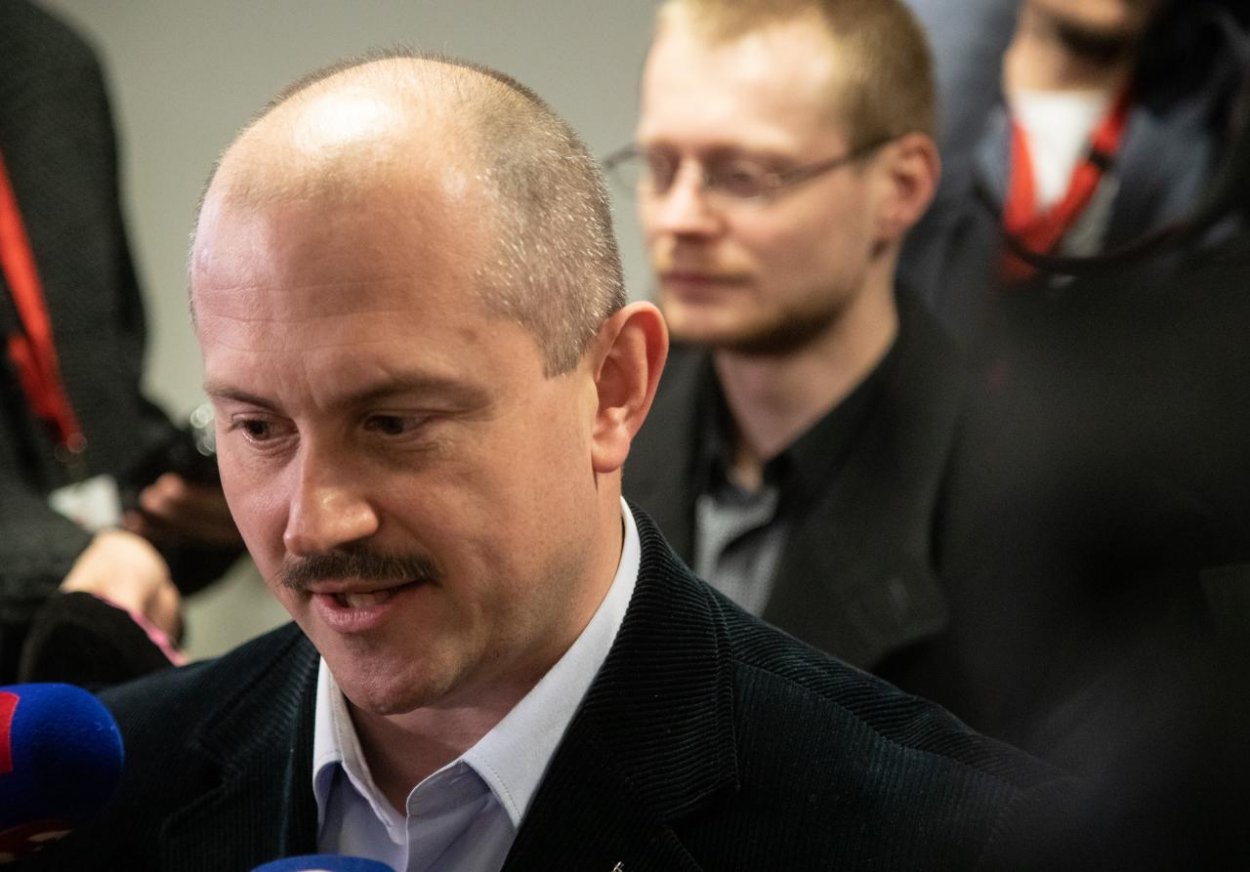 Kotleba čelí ďalšej obžalobe kvôli šekom s extrémistickou symbolikou