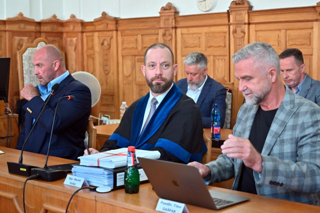 Čítaním obžaloby sa začal proces v kauze Očistec, obžalovaných je 11 ľudí
