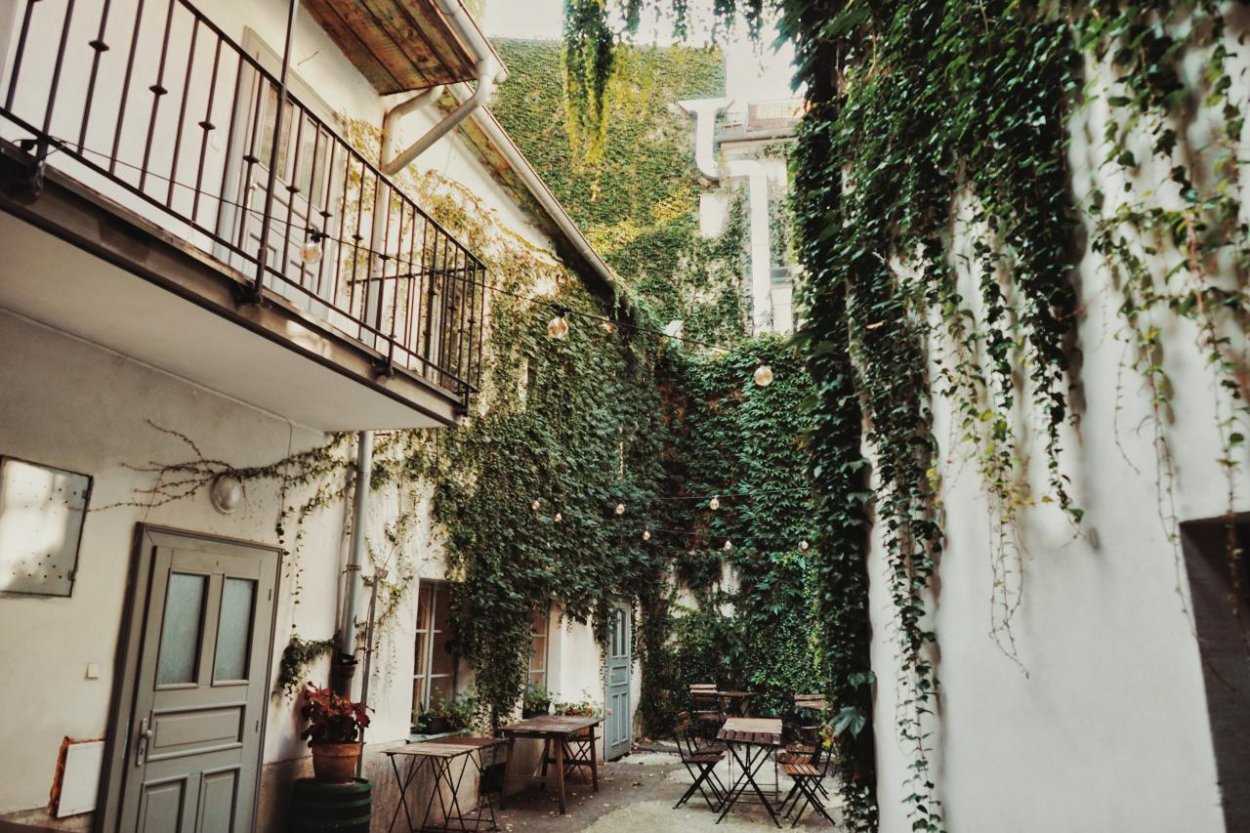 Bratislavské vnútrobloky: Intimita za bránami verejnosti (1. časť)