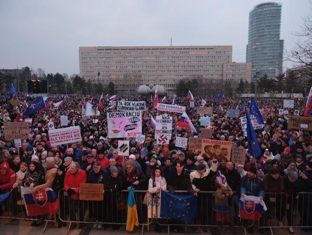 Desaťtisíce ľudí v uliciach premiéra opäť vyzvali na demisiu 