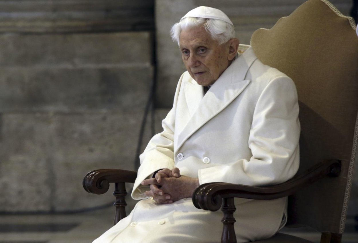 Emeritný pápež Benedikt prosí obete sexuálneho násilia o odpustenie, osobné zlyhanie odmieta