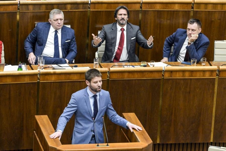 Progresívne Slovensko plánuje zvolať mimoriadnu schôdzu na zrušenie transakčnej dane