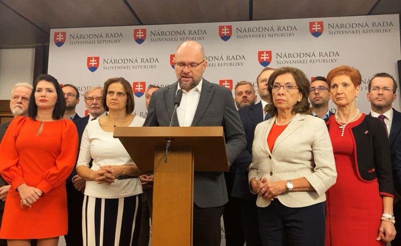 Poslanci za SaS podporia návrh zmeny ústavy, Koliková má ale pozmeňujúci návrh