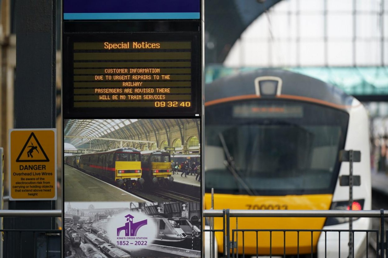 Deň po rekordných horúčavách v Británii: požiare, výpadky elektriny aj dopravy