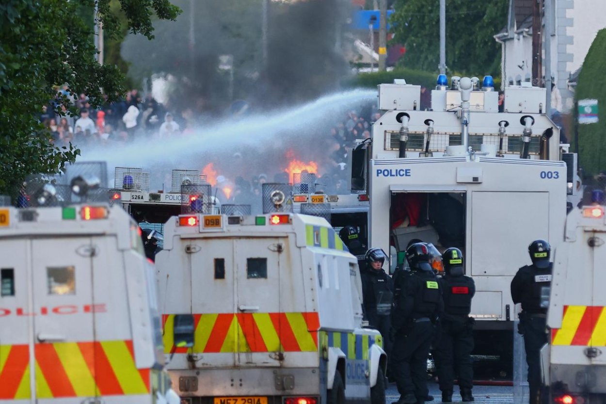 Severoírska polícia použila vodné delá počas druhého dňa protestov