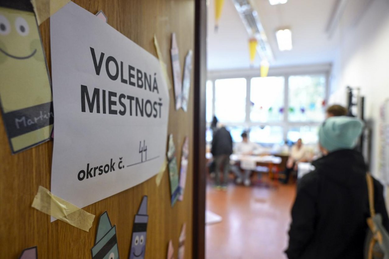 Udalosť dňa: Konajú sa spojené samosprávne voľby, polícia začala dve trestné stíhania pre podozrenia z volebnej korupcie