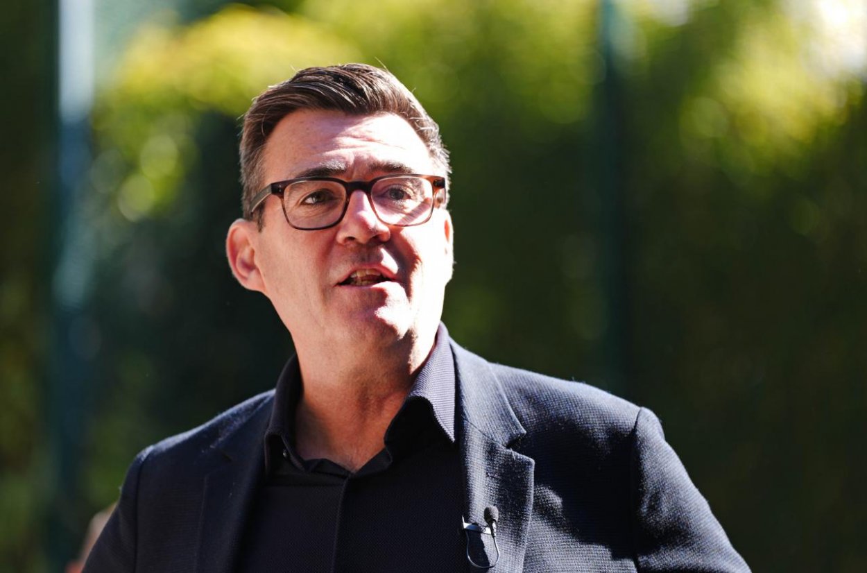 Nový britský premiér Andy Burnham zdôraznil potrebu písomnej ústavy