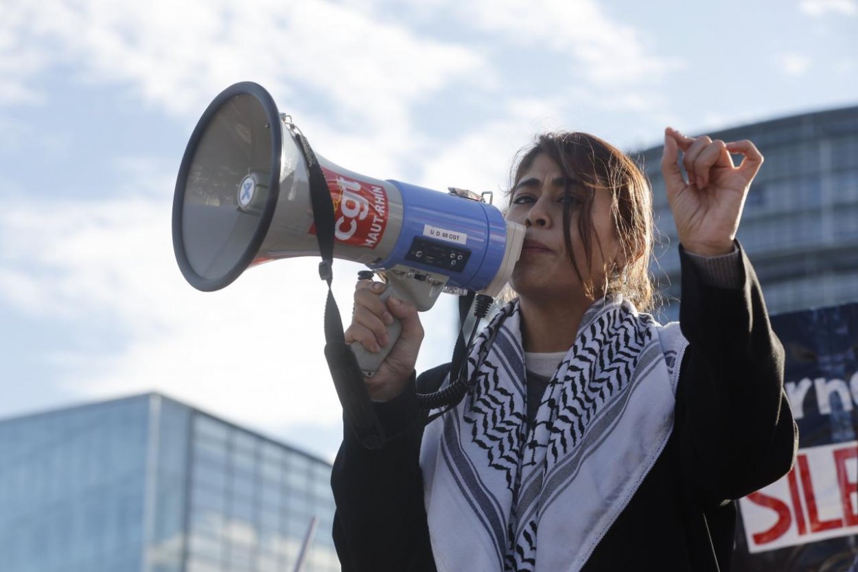 Europoslankyňu Hassanovú vyšetrujú pre incident s vlajkami Izraela a EÚ