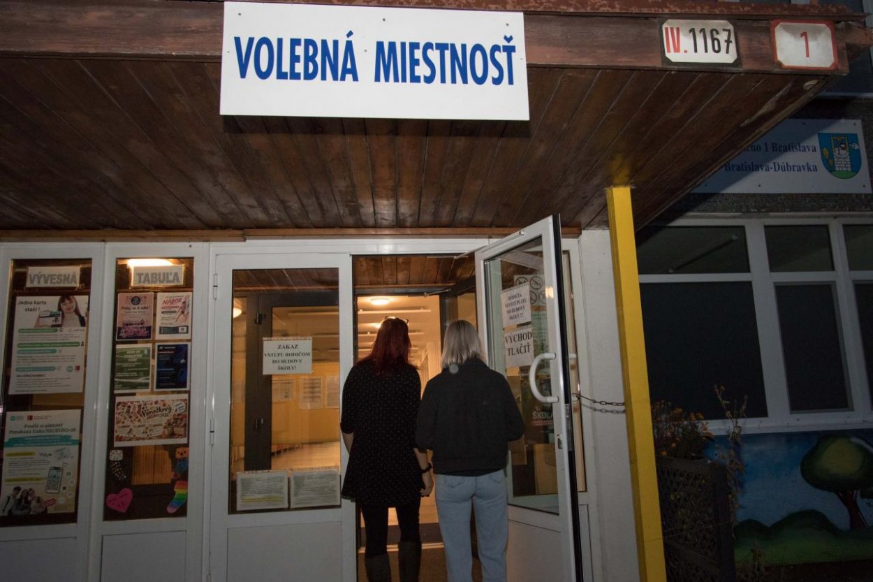 Udalosť dňa: Komunálne voľby – vo väčšine miestností začínajú sčítavať hlasy, niekde sa ešte volí