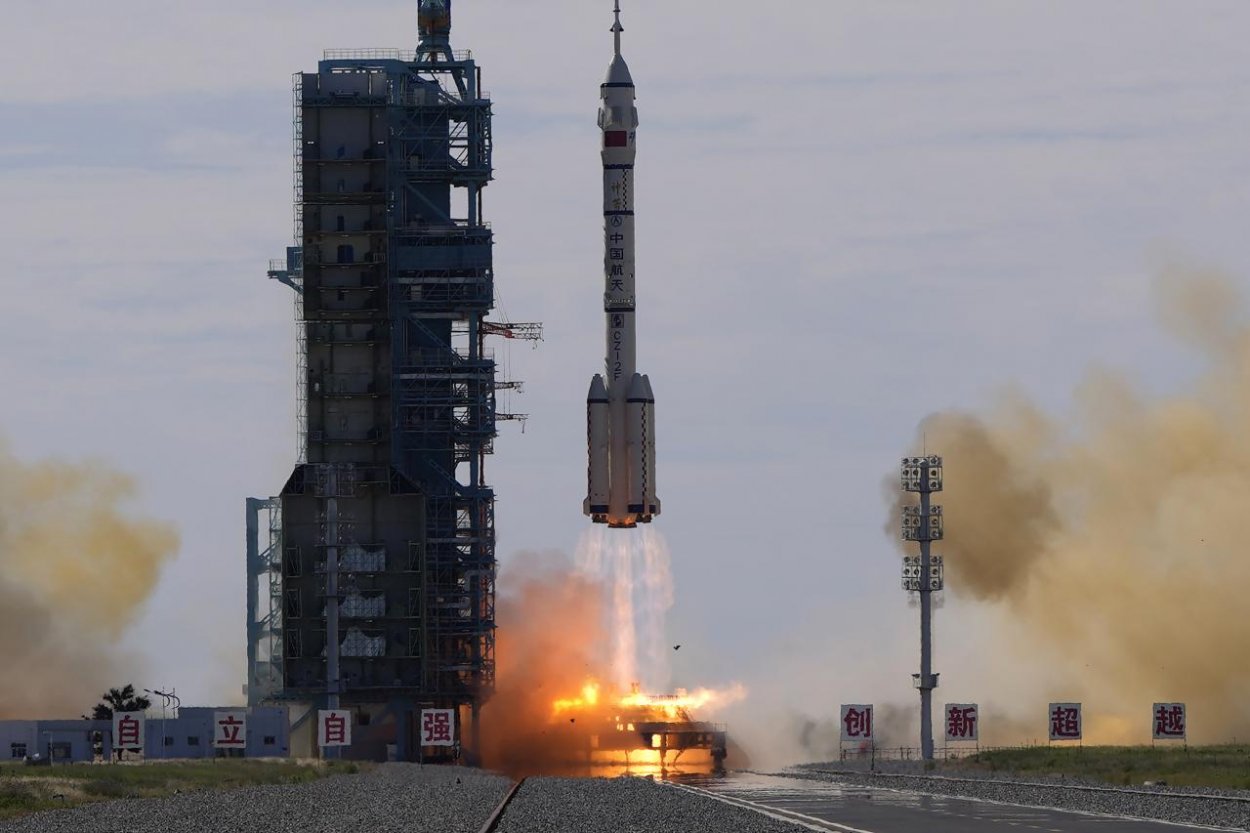 Čína vyslala prvú posádku na vesmírnu stanicu