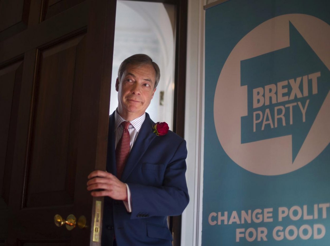 V Británii sú eurovoľby už zajtra. Farage ide vyhrať, Theresa May vábi na nové referendum