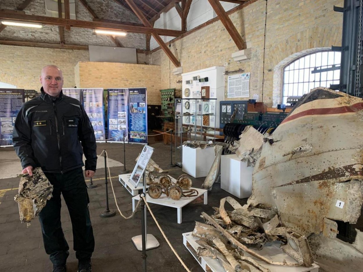 Policajti vylovili z jazera Zlaté piesky trosku lietadla, ktoré do neho spadlo v roku 1976