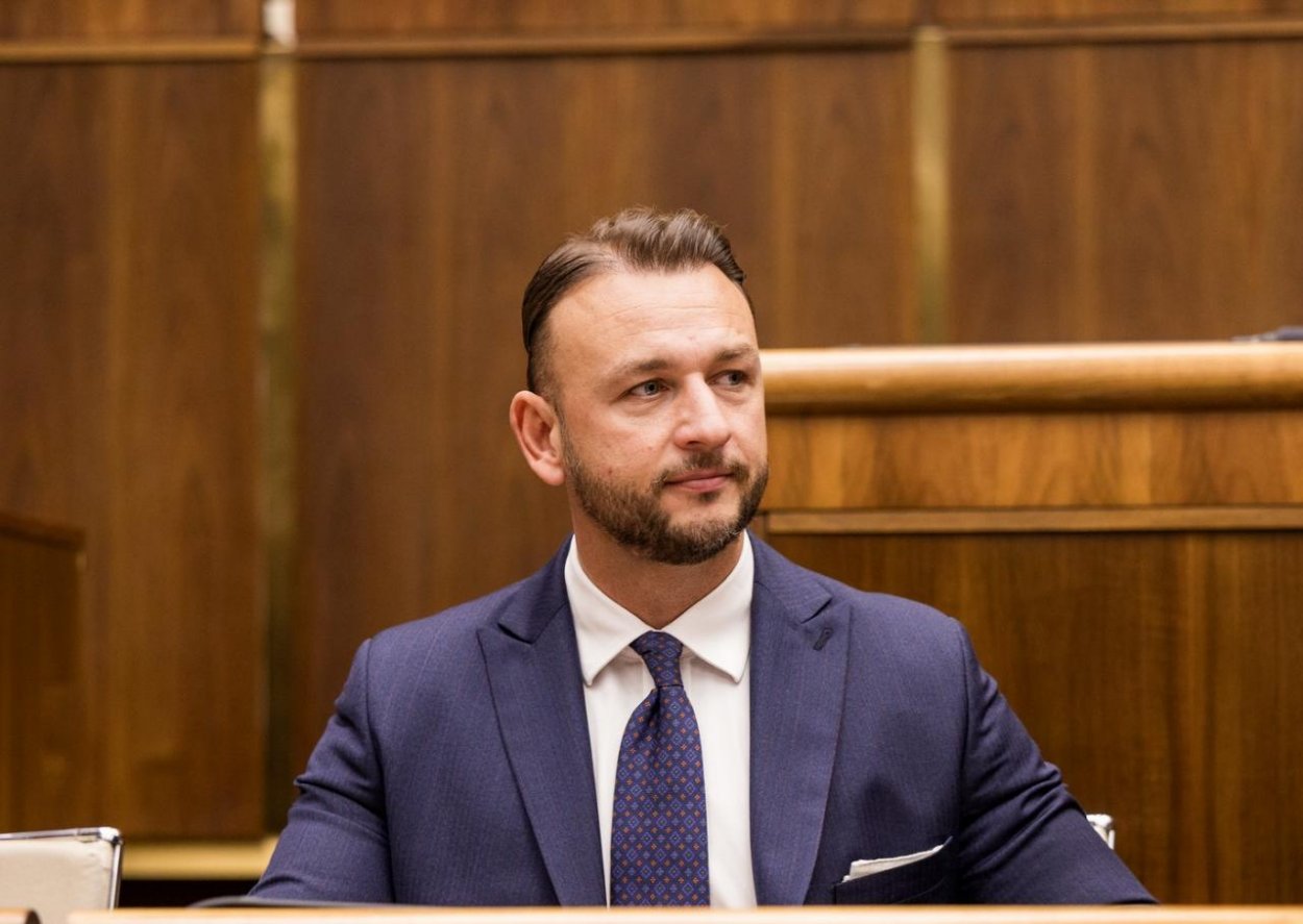 Opozícia: Rozhodnutie správneho súdu je ďalšia prehra Šutaja Eštoka