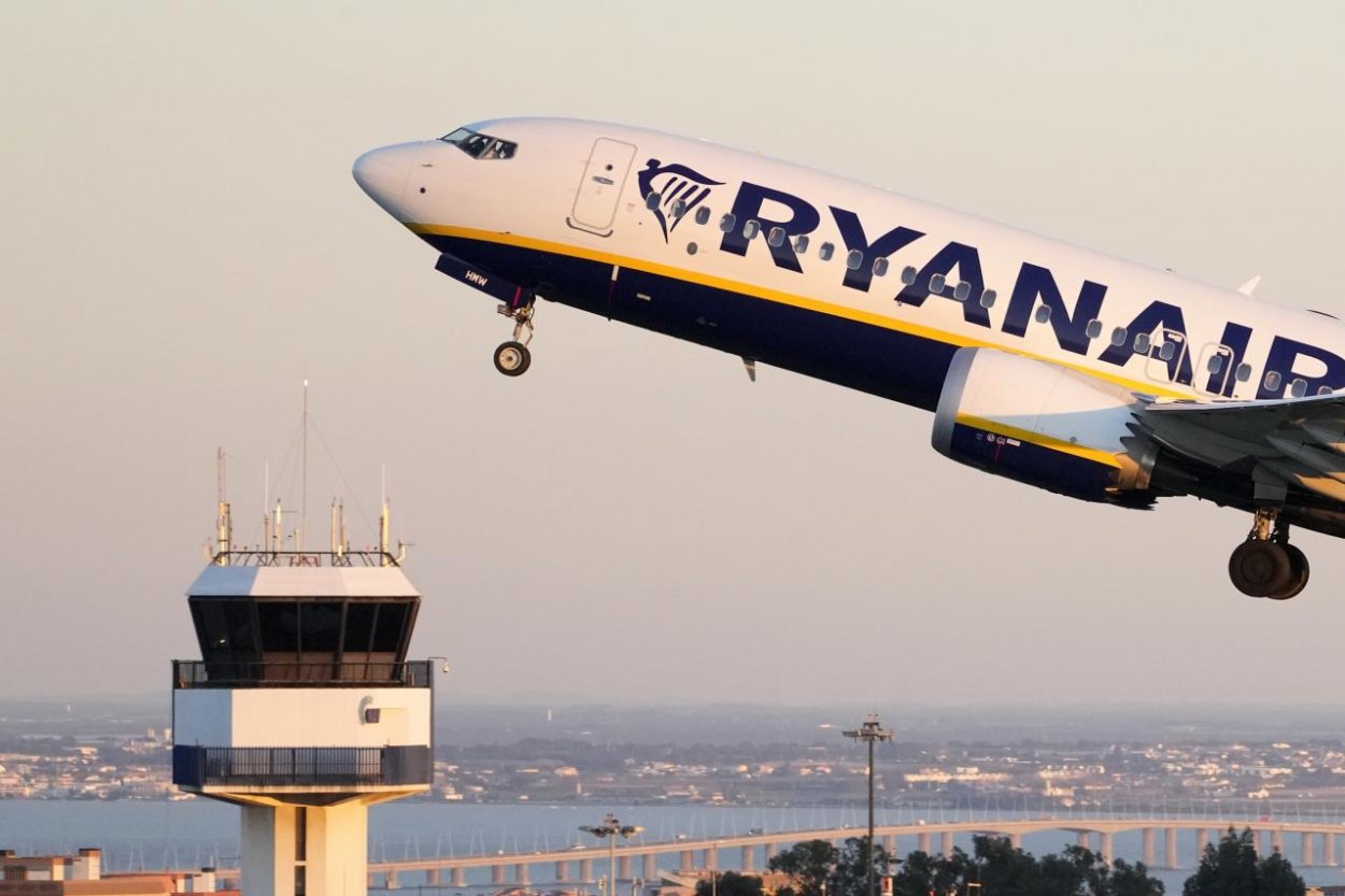 Ryanair zvýši bonus pre zamestnancov, ak zachytia nadrozmernú príručnú batožinu
