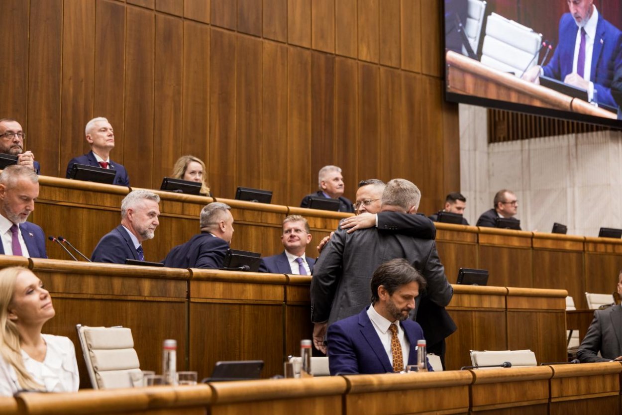 Návrhy na odvolanie ministrov majú poslanci prerokovať v stredu večer