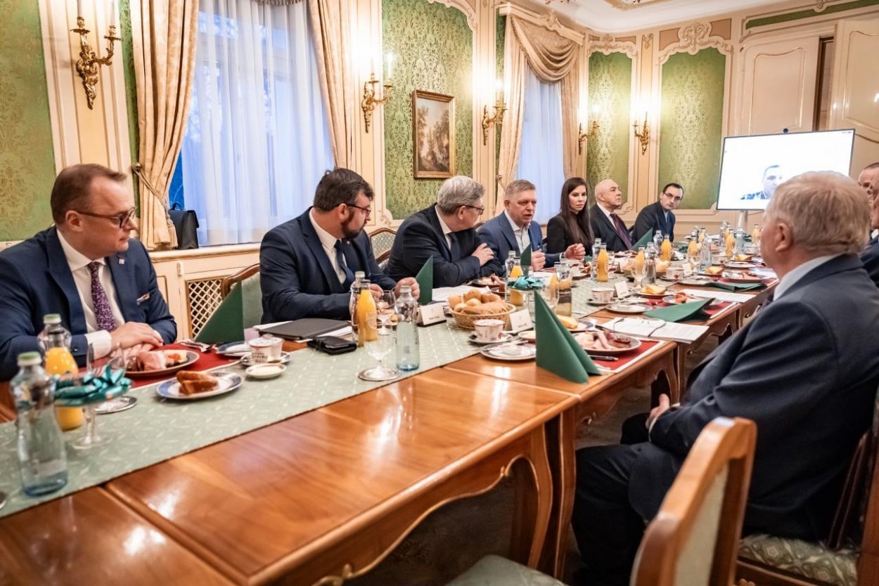 Fico rokoval s odborníkmi o príprave novely Ústavy SR