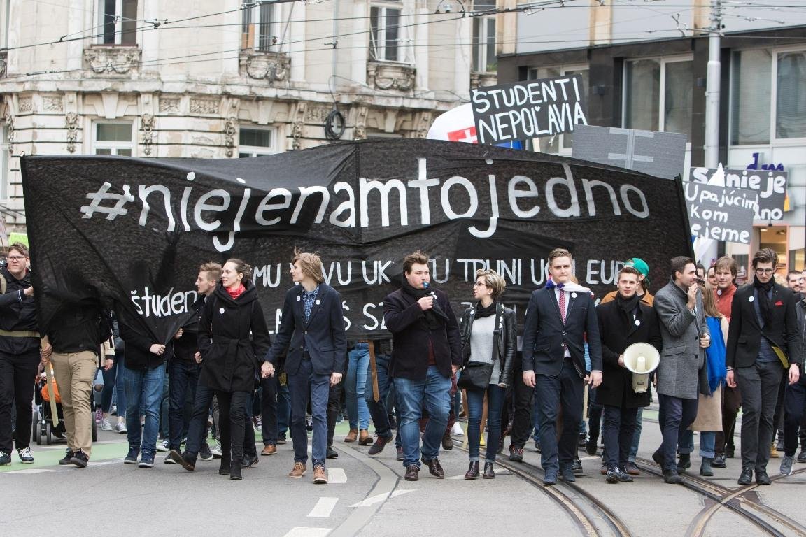 K dnešnému protestu Za slušné Slovensko sa opäť pripoja aj študenti