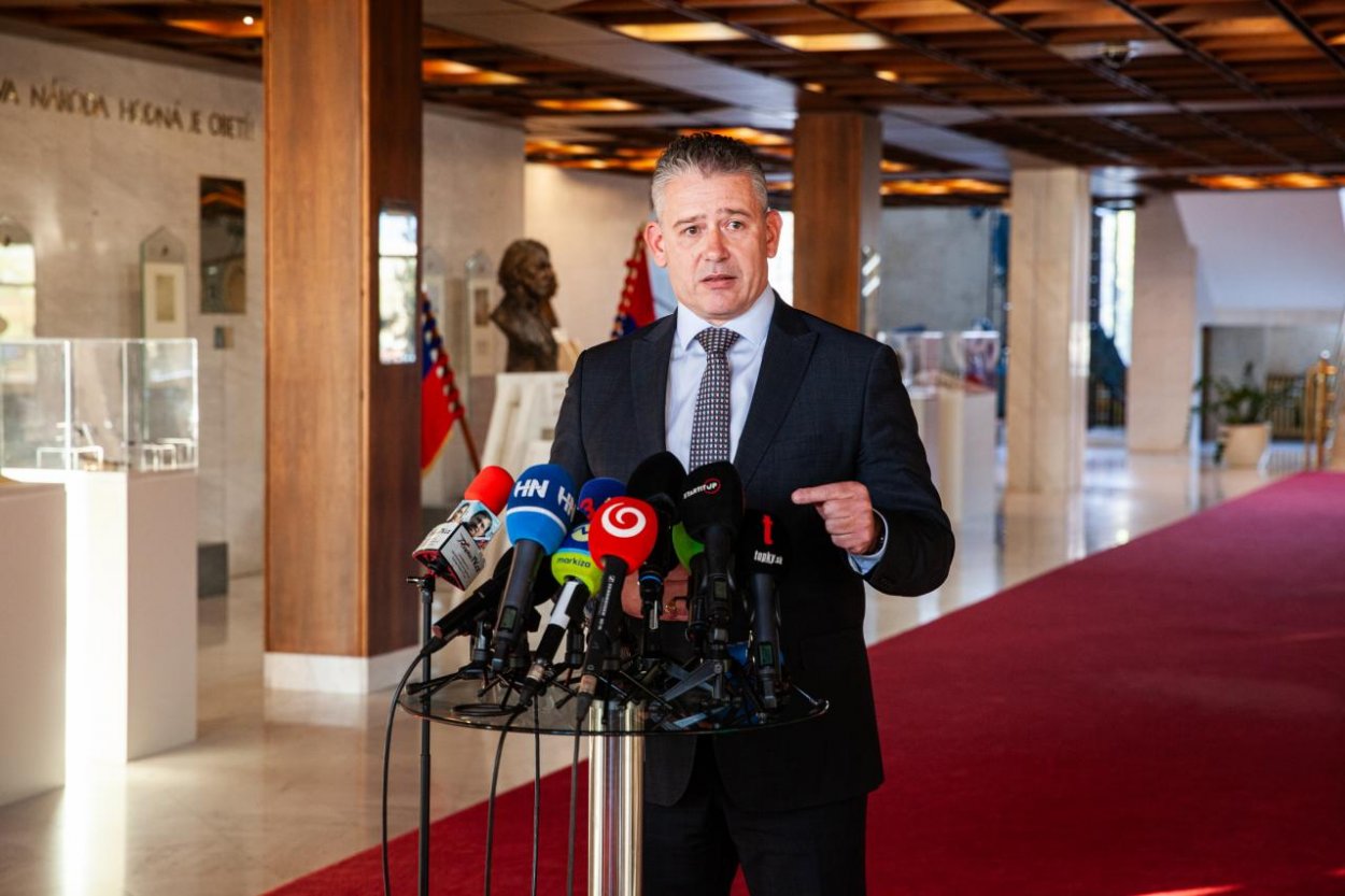 Hnutie Slovensko žiada pre kamery odvolanie Šutaja Eštoka, KDH volá po audite