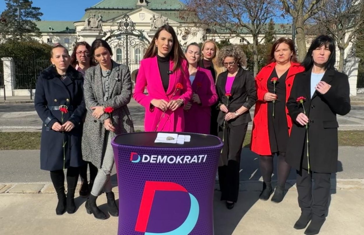 Členky Demokratov vrátili kvety k MDŽ pred úrad vlády, odmietajú prázdne gestá