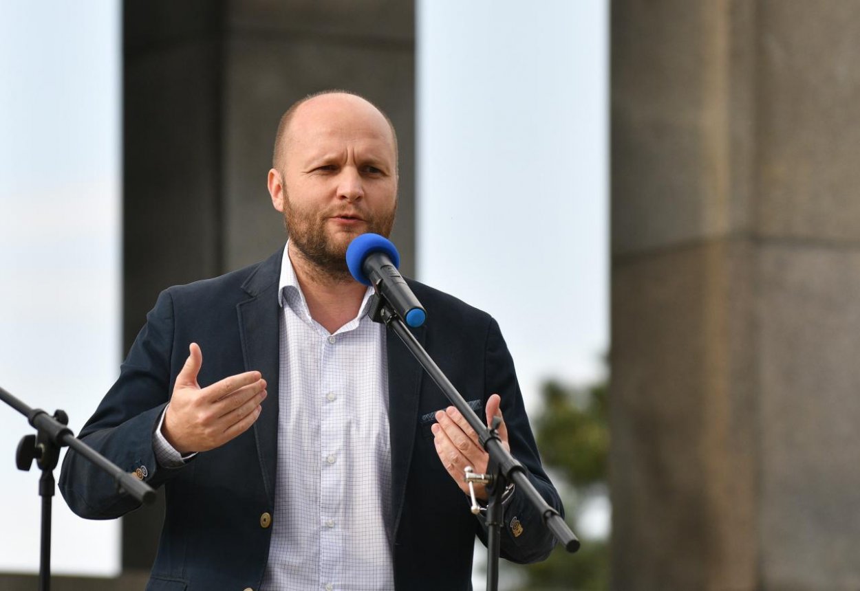 Minister obrany J. Naď zvažuje odchod z politiky, je z nej znechutený