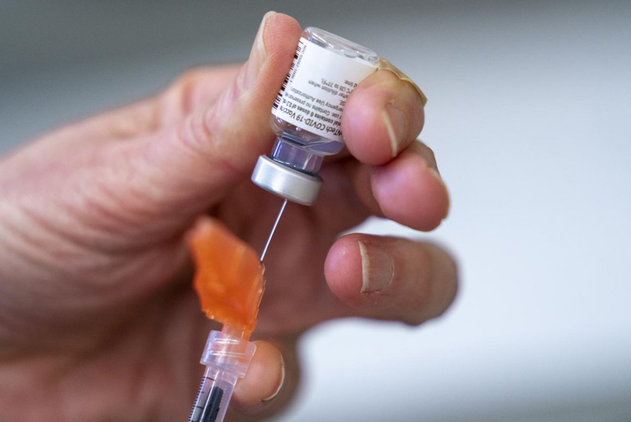 Treťou dávkou vakcíny sa plánuje dať zaočkovať 45,5 percenta ľudí