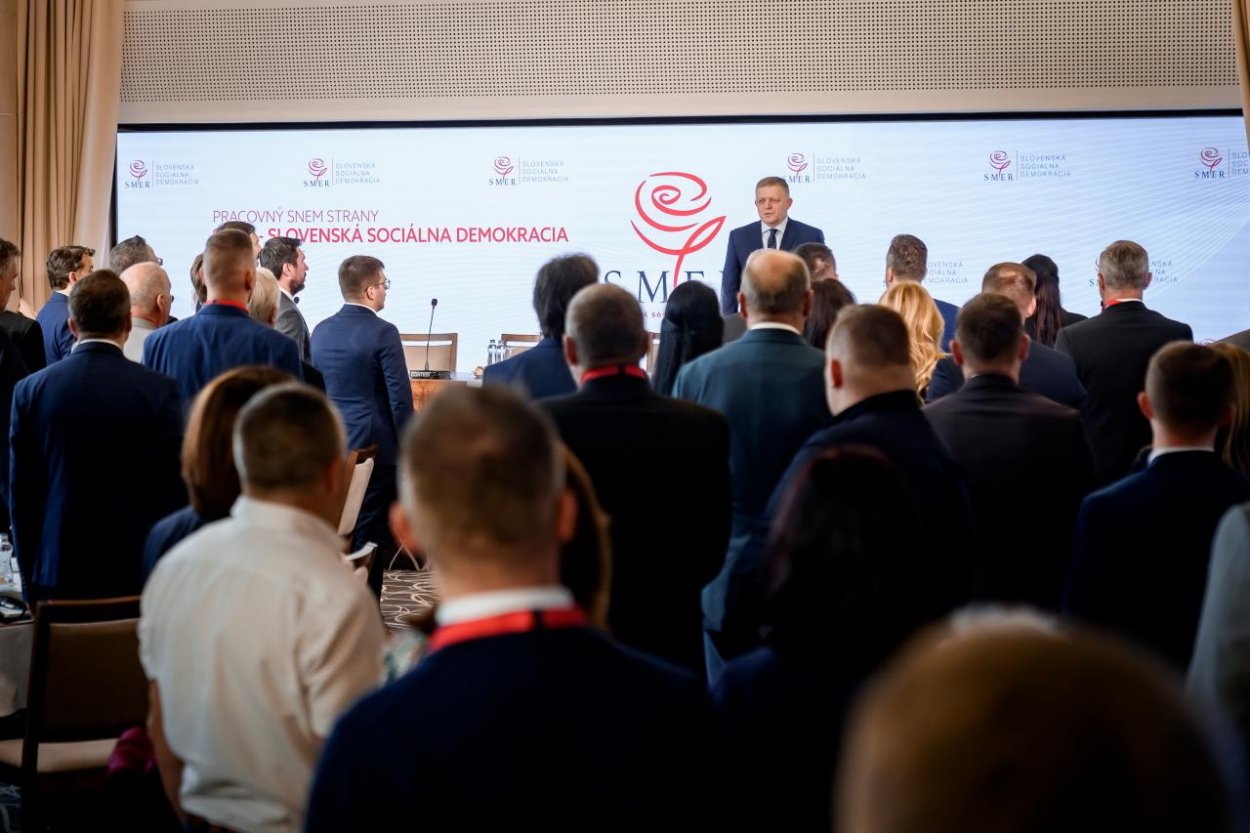 Strana európskych socialistov PES definitívne vylúčila Smer-SD