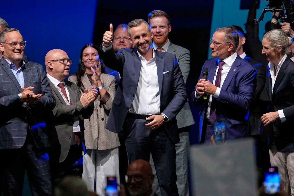 AfD v Sasku-Anhaltsku získala 39 kresiel, na väčšinu jej tri chýbajú