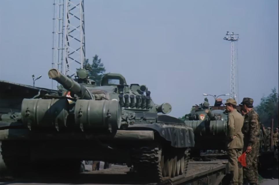 Sovieti sa odsunom cítili urazení. Zabralo aj varovanie, že budú musieť bývať na poli