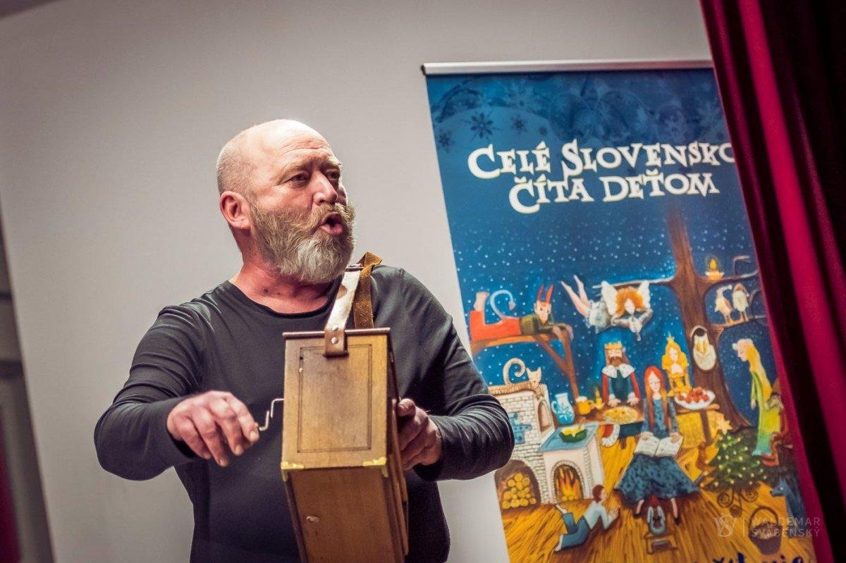 Neuspávajú deti, ale prebúdzajú dospelých. Ako pravidelné čítanie rozprávok upevňuje vzťahy v rodine?