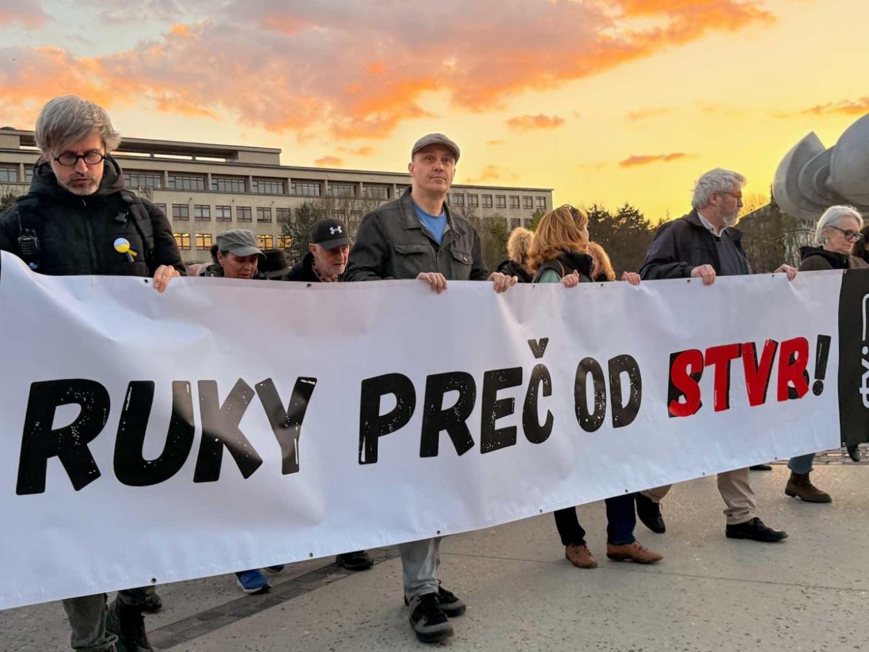 Vyše 600 ľudí chránilo rozhlas vlastným telom