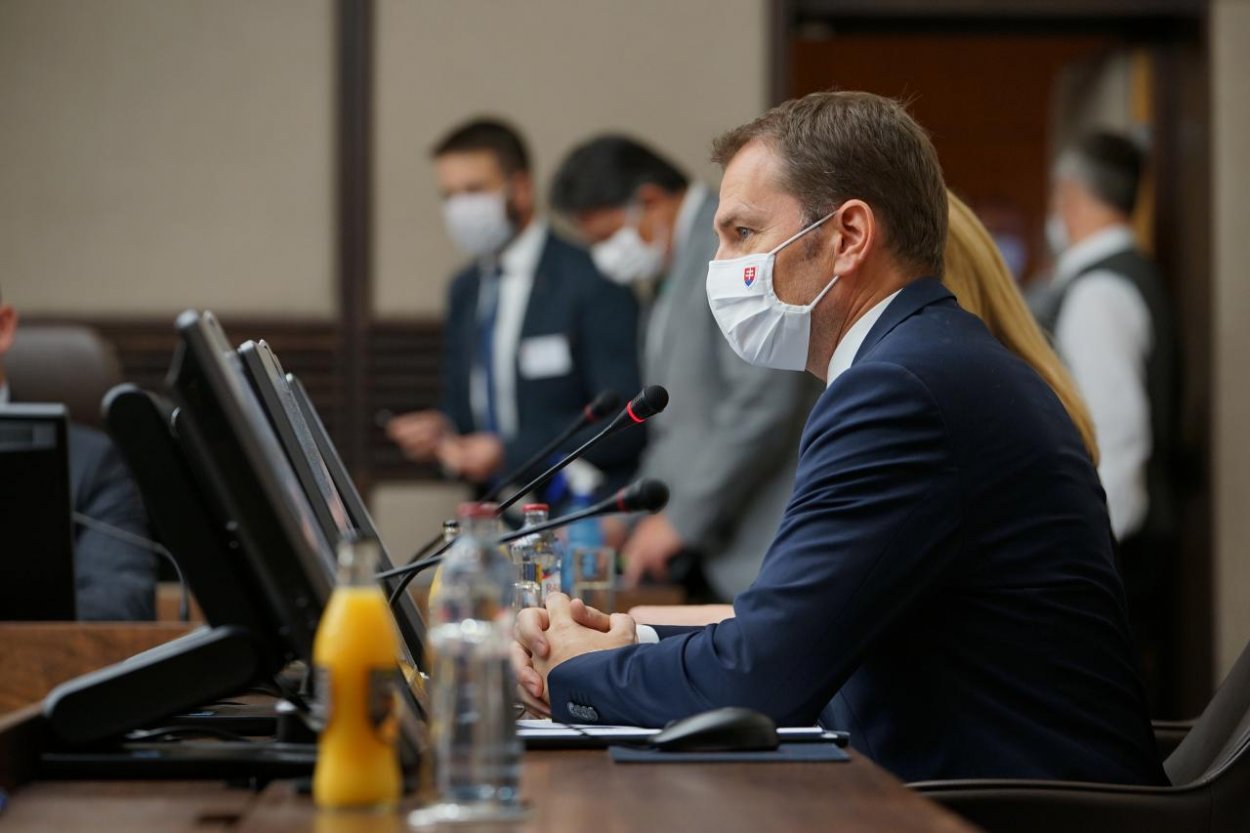 Matovič oznámil zákaz vychádzania aj plošné testovanie (detailný zoznam opatrení)