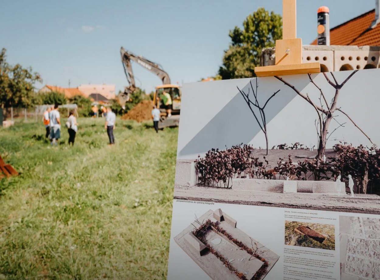 Na mieste, kde stál dom novinára Jána Kuciaka a jeho snúbenice sa začala výstavba Pamätníka slobody slova