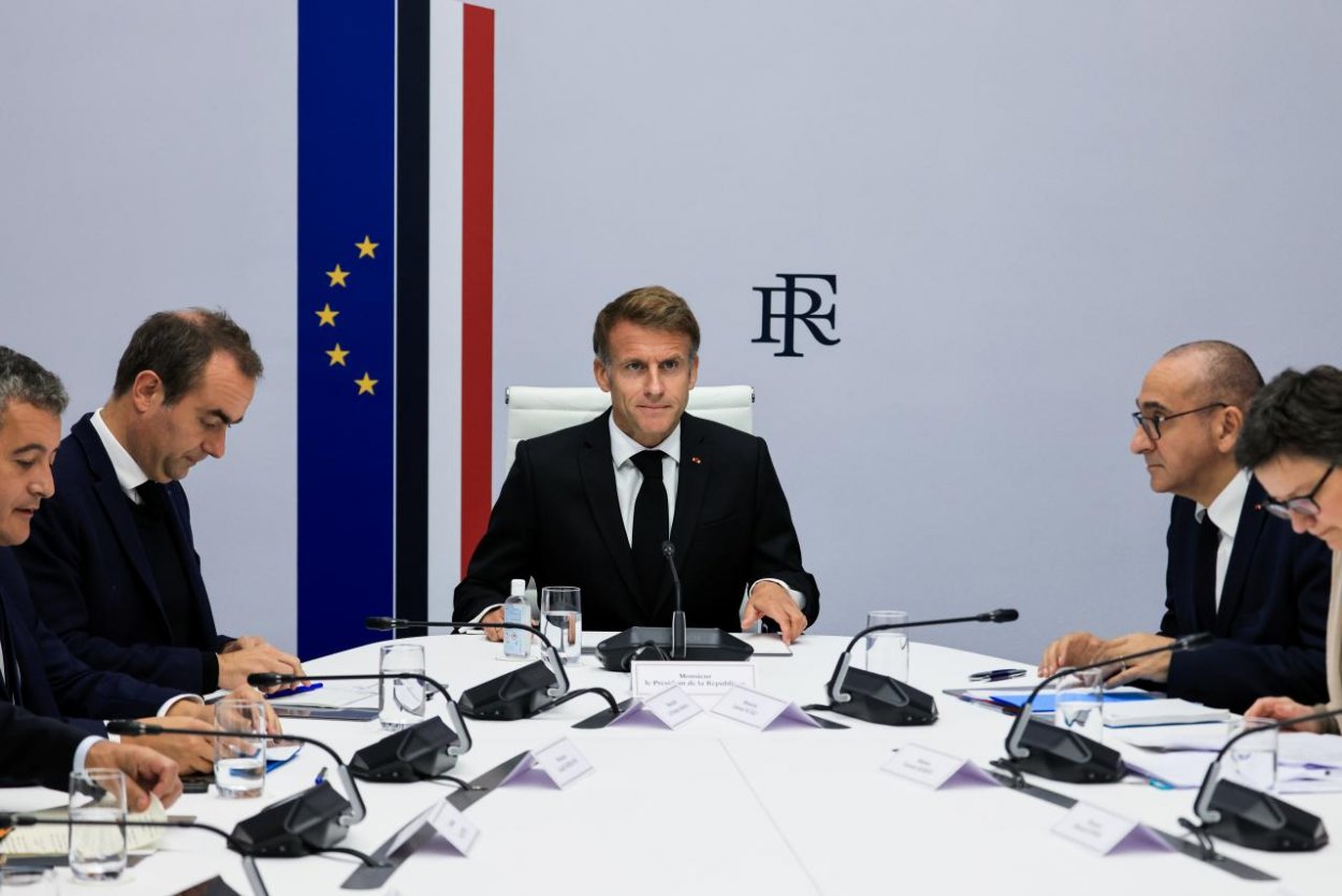 Macron: Nič neospravedlňuje násilie počas protestov, bude vyvodená zodpovednosť