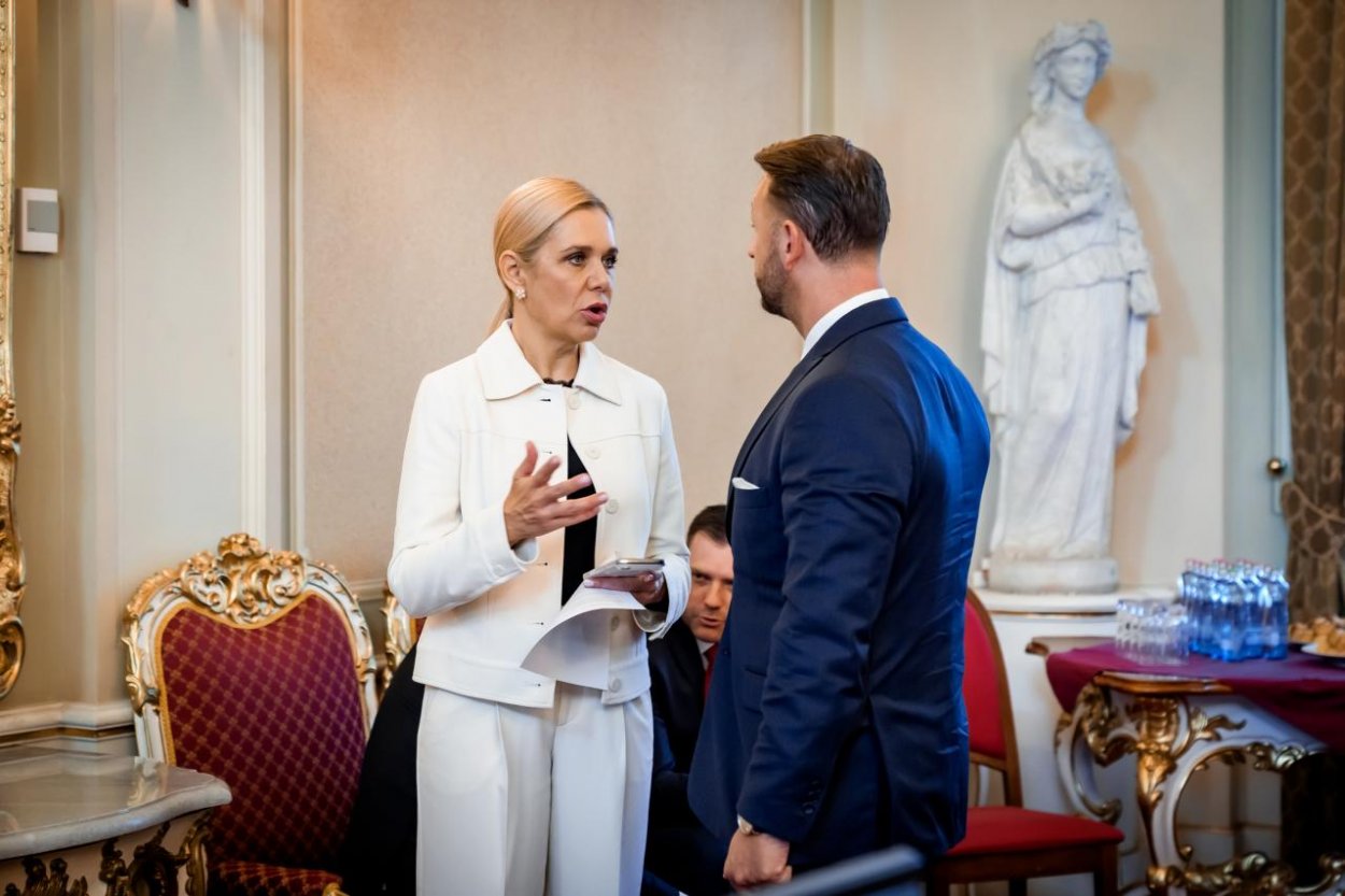Hnutie Slovensko podáva návrhy na odvolanie Sakovej a Šutaja Eštoka