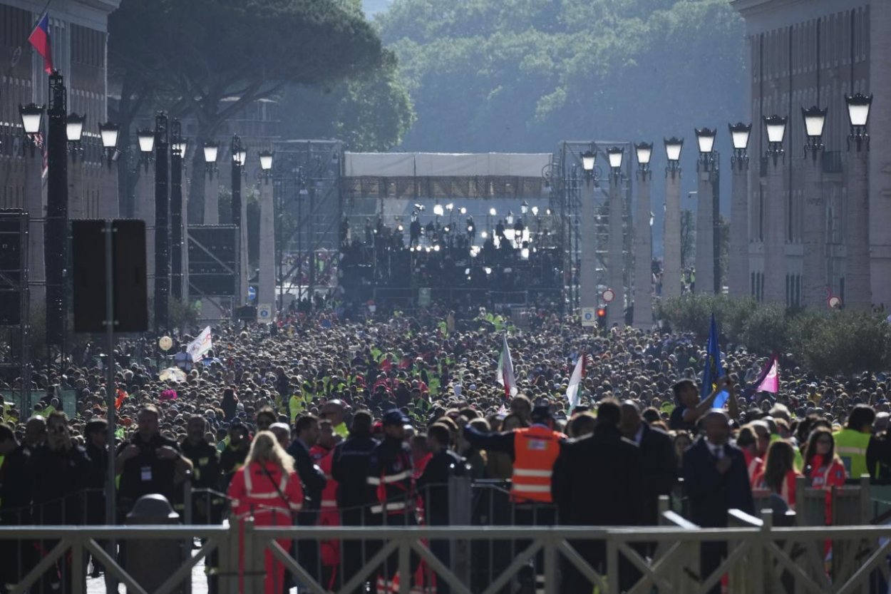 Vatikán: Na Námestie sv. Petra prichádzajú na pohreb pápeža tisíce veriacich
