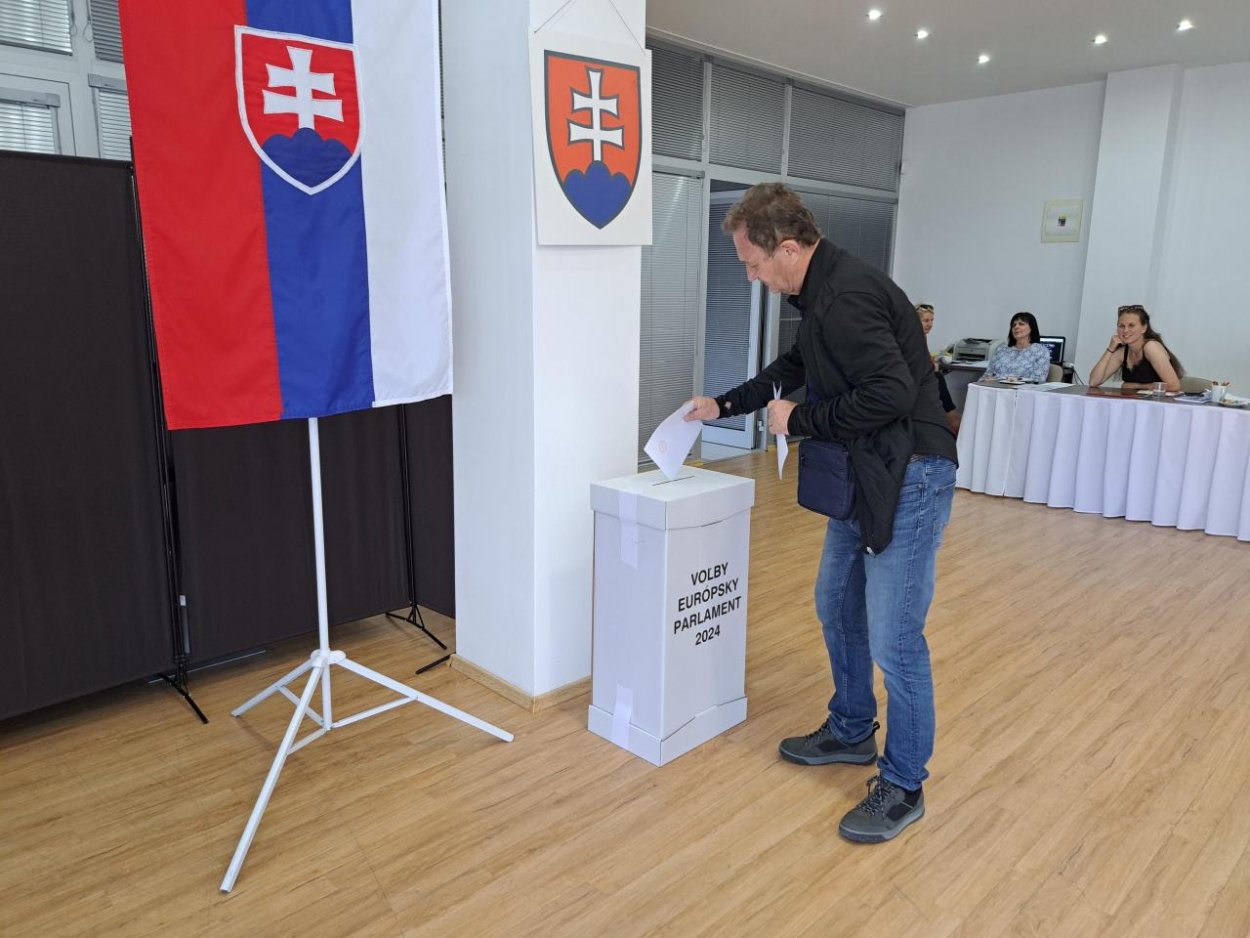 V najbližších eurovoľbách neplánuje účasť 73 percent mladých Slovákov