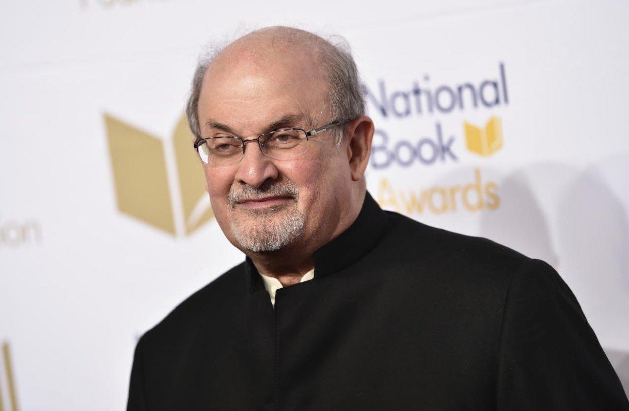Stav spisovateľa Rushdieho sa zlepšil. Páchateľ útoku uviedol, že sa cíti nevinný