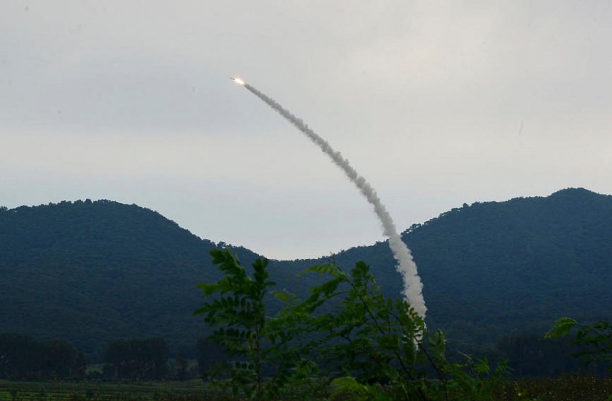 KĽDR otestovala dve nové protivzdušné rakety, uviedla KCNA