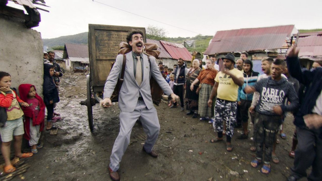 Borat 2 a Nomadland bodovali na Zlatých glóbusoch v hlavných kategóriách