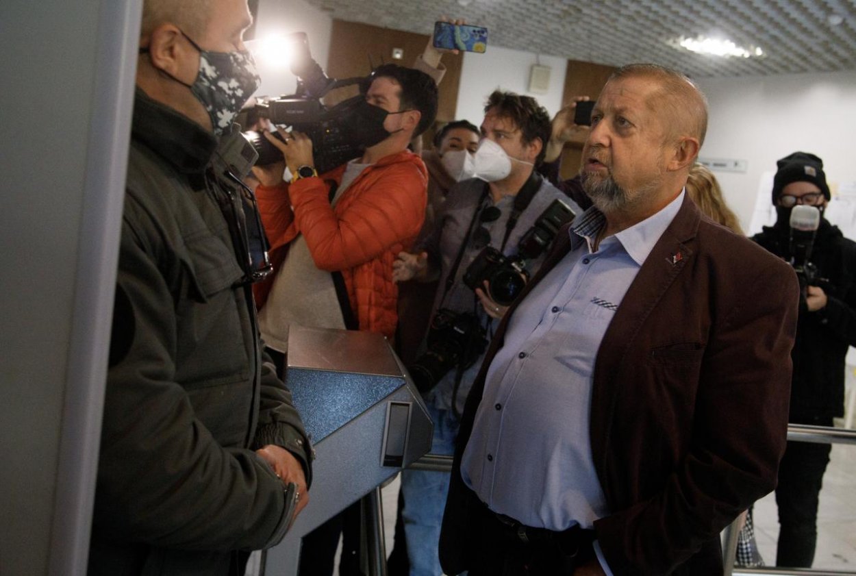 Štefan Harabin si na súde odmietol nasadiť rúško, prišla aj polícia