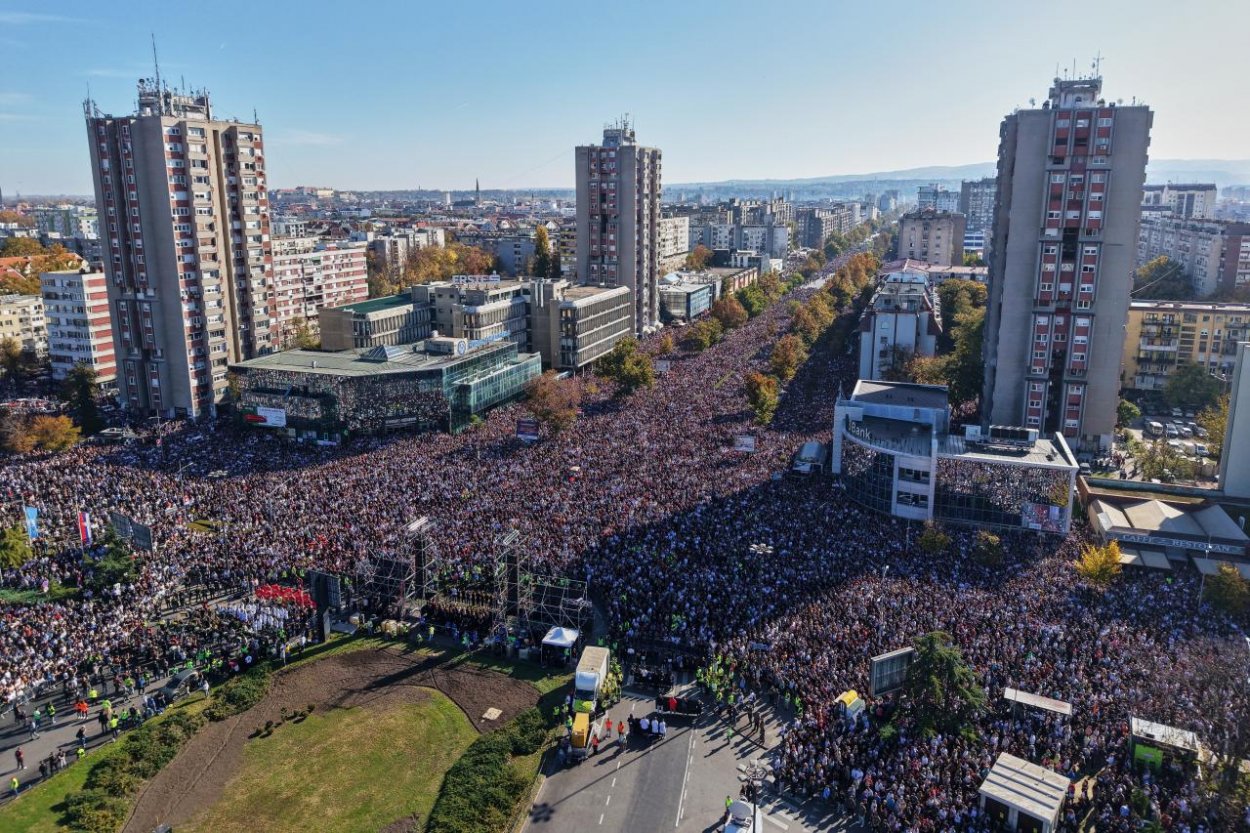 Desaťtisíce Srbov si pripomenuli pád strechy stanice v Novom Sade, ktorý zabil 16 ľudí