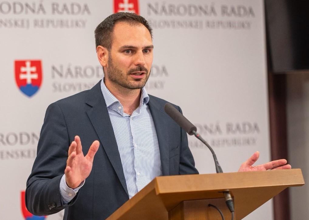 KDH žiada preveriť využitie štátnych ropných rezerv, kritizuje aj postup Slovnaftu