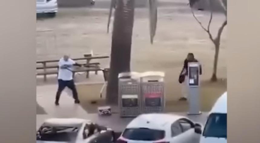 V Austrálii oslavujú hrdinu, ktorý zastavil ozbrojeného útočníka na pláži Bondi