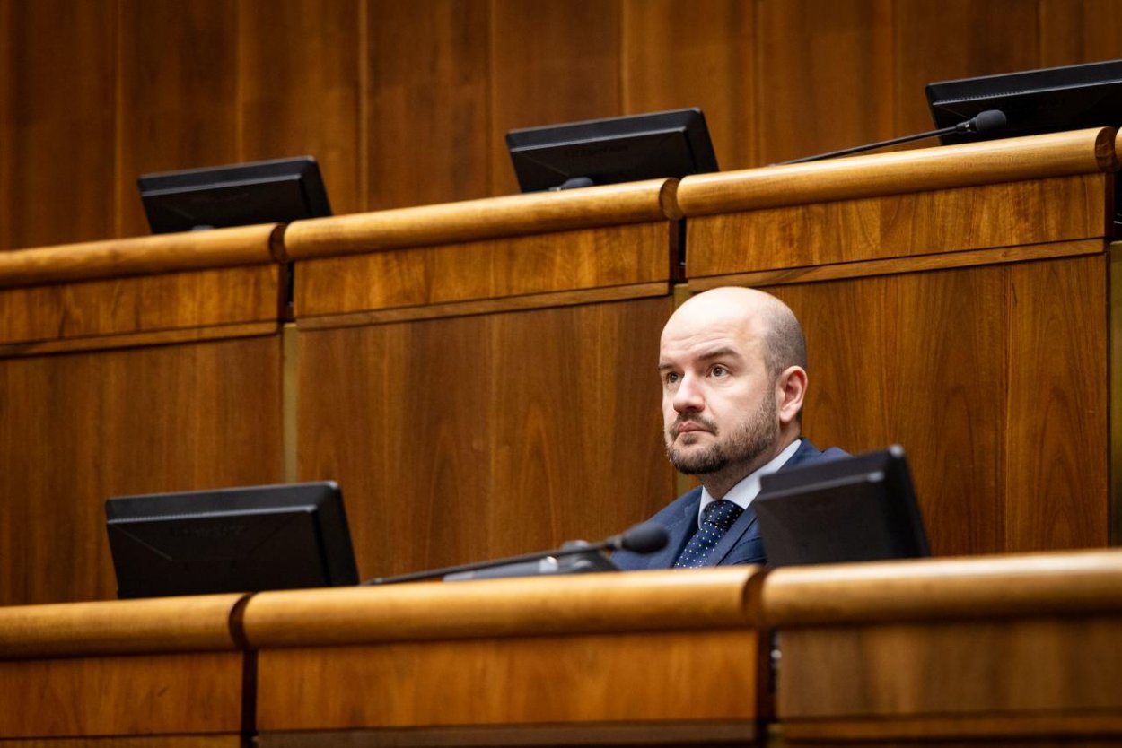 Fico obhajuje v kauze opravy ropovodu Družba záujem Orbána, uviedol Dubéci