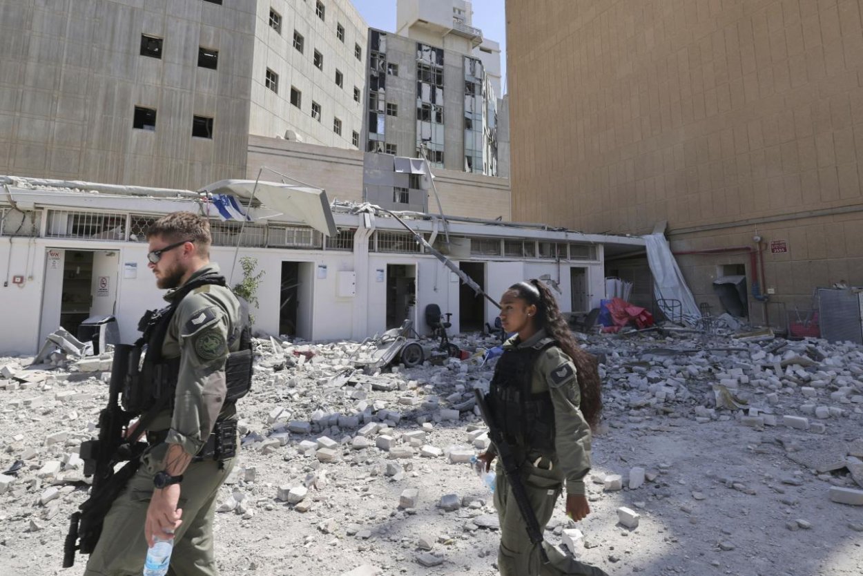 Izrael tvrdí, že Irán pri útoku použil raketu s kazetovou muníciou