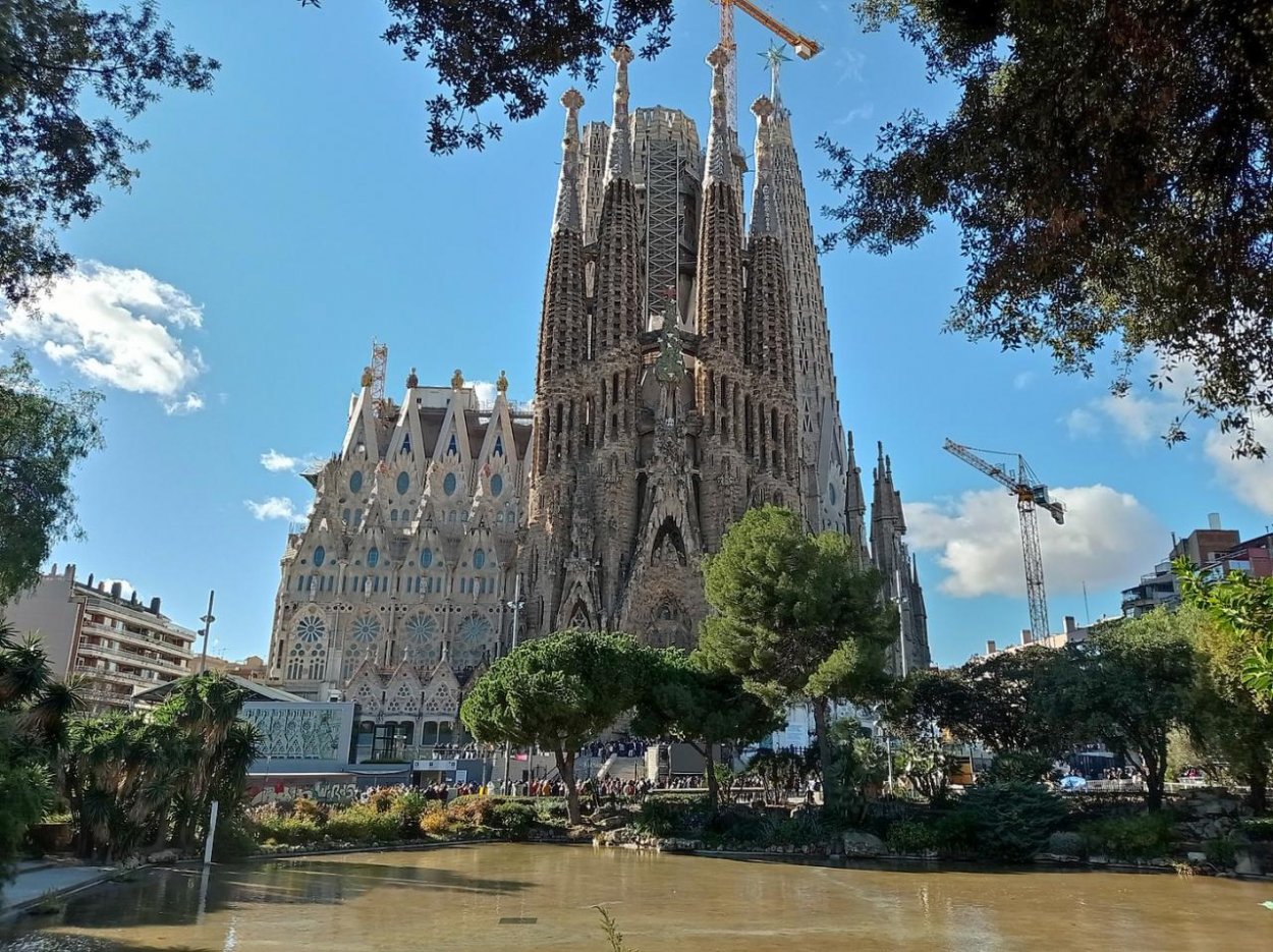 Klimatickí aktivisti potreli farbou baziliku Sagrada Familia v Barcelone