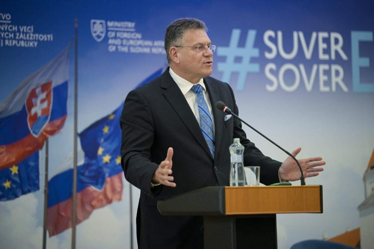 SNS žiada, aby sa M. Šefčovič vzdal funkcie eurokomisára