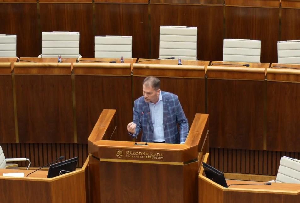 Hnutie Slovensko sa chce pre skrátené konanie zákona o konsolidácii obrátiť na Ústavný súd