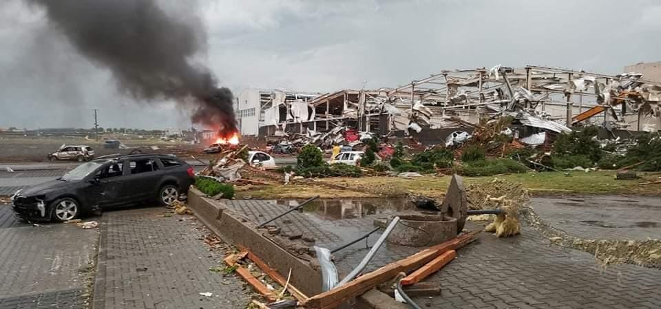 Búrky a tornádo na Morave poškodili vyše 2000 domov, Babiš sa obracia na EÚ. Počet obetí rastie
